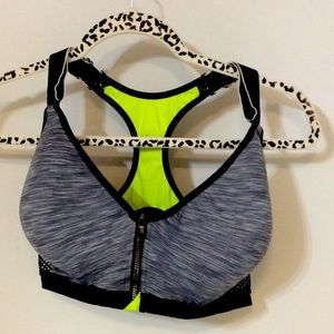Maidenform Zip Front sports bra 38 DD
